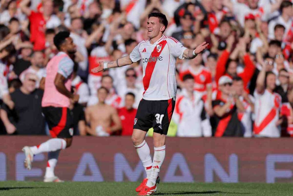 Mastantuono esulta dopo una rete con le braccia aperte davanti ai tifosi del River Plate