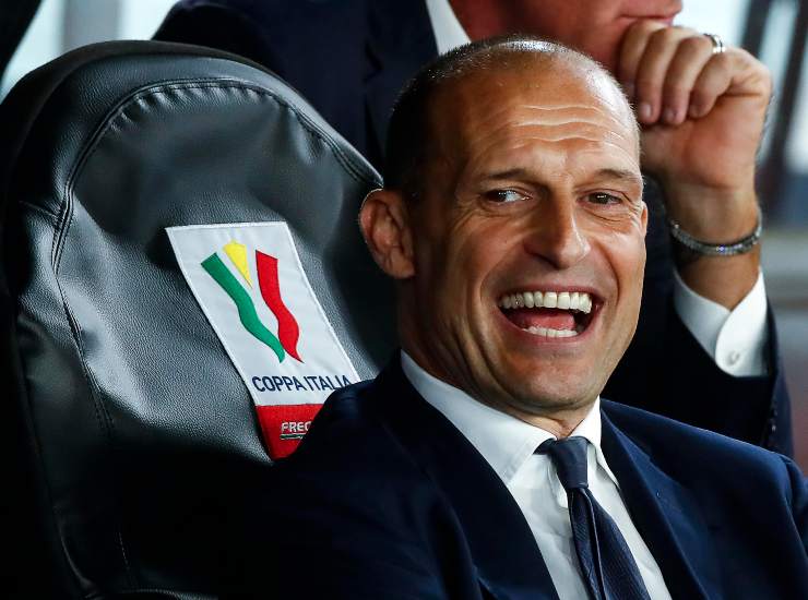 Allegri in primo piano mentre ride