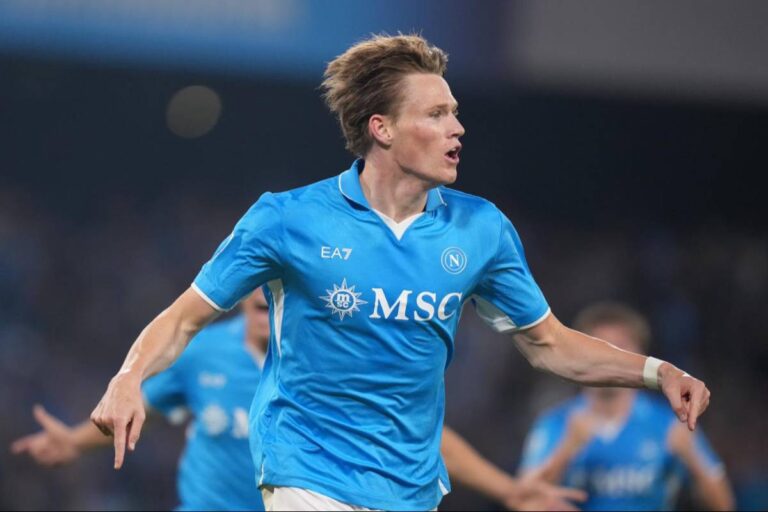 Scott McTominay esulta
