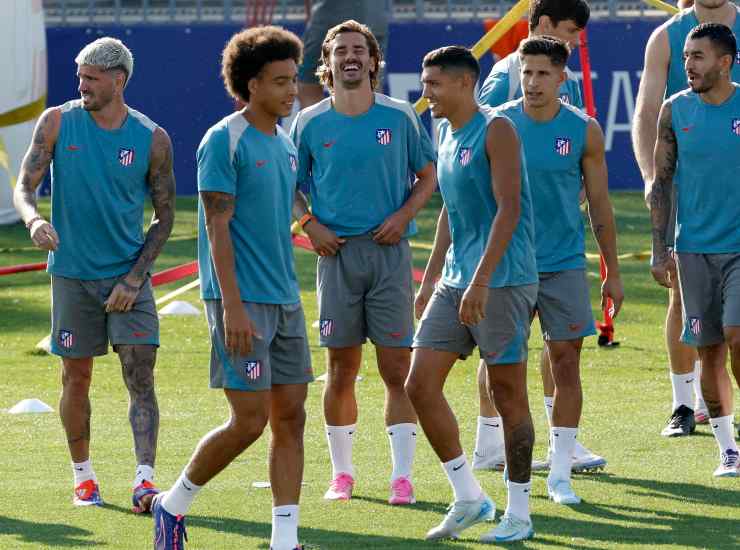 Molina insieme ai giocatori dell'Atletico