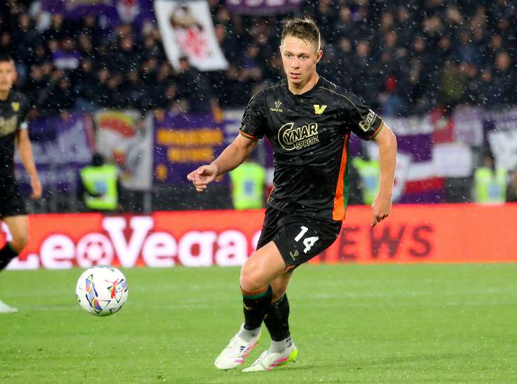 Nicolussi Caviglia durante una partita