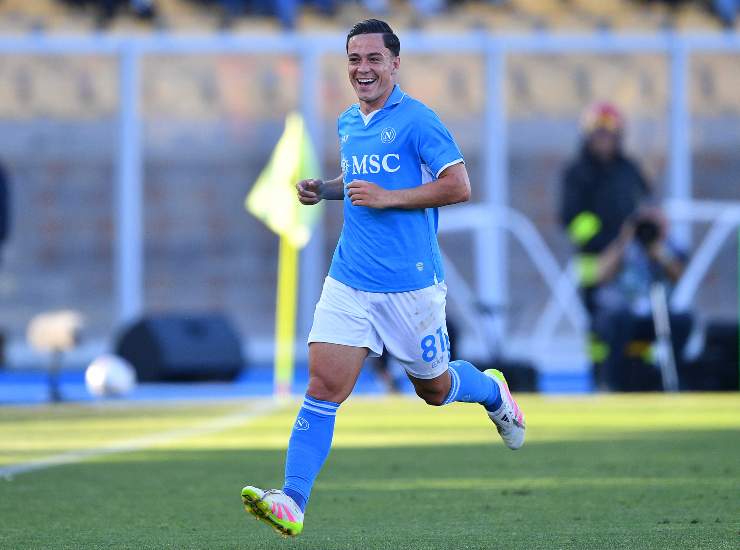 Raspadori esulta dopo un gol