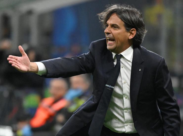Inzaghi mentre dà indicazioni