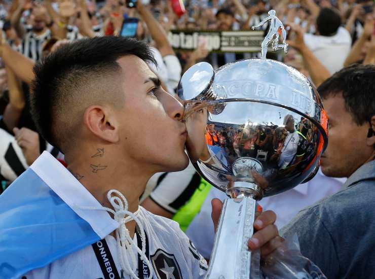 Almada bacia un trofeo