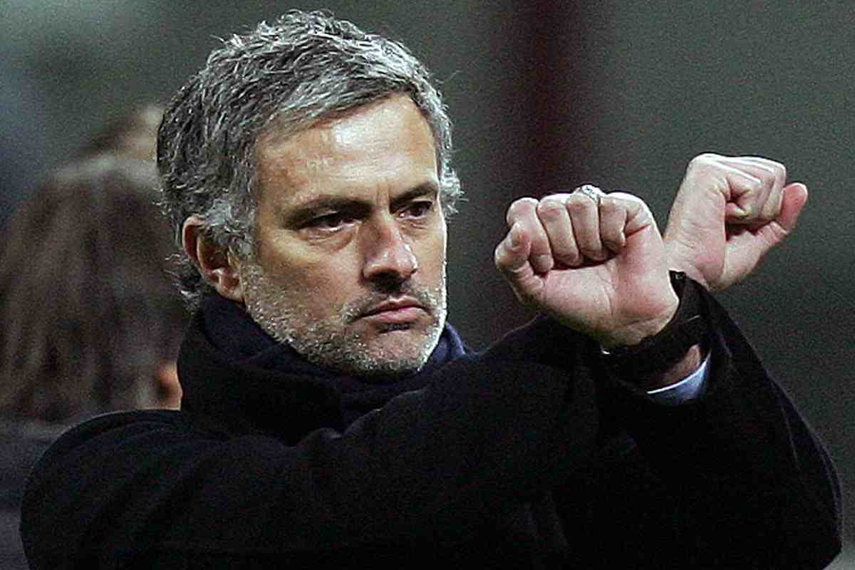 Mourinho gesto delle manette