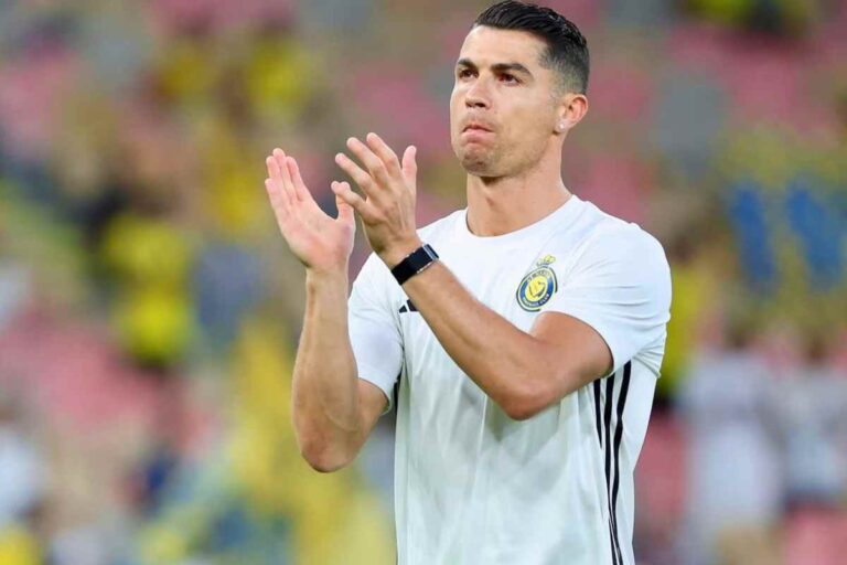 Cristiano Ronaldo applaude