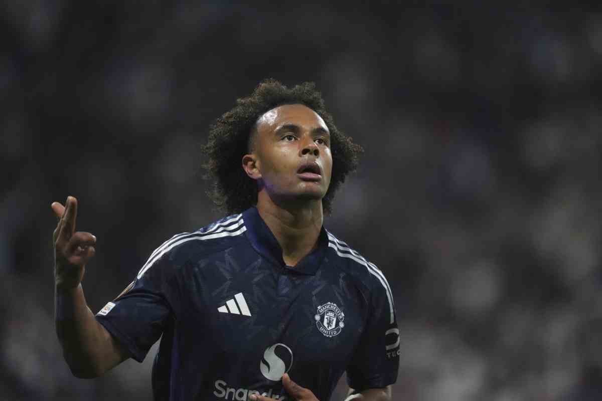 Zirkzee in campo con il Manchester United