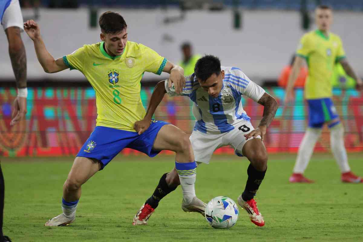 Giocatori di Brasile e Argentina Under 20 in campo
