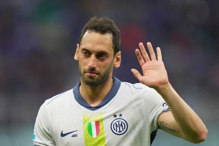 Calhanoglu in primo piano con la mano alzata
