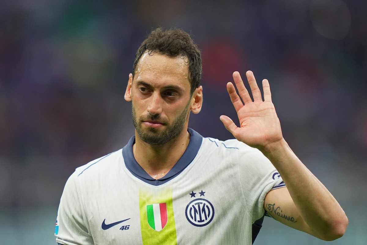 Calhanoglu in primo piano con la mano alzata