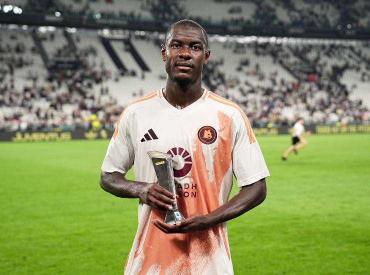 Ndicka con il premio di MVP