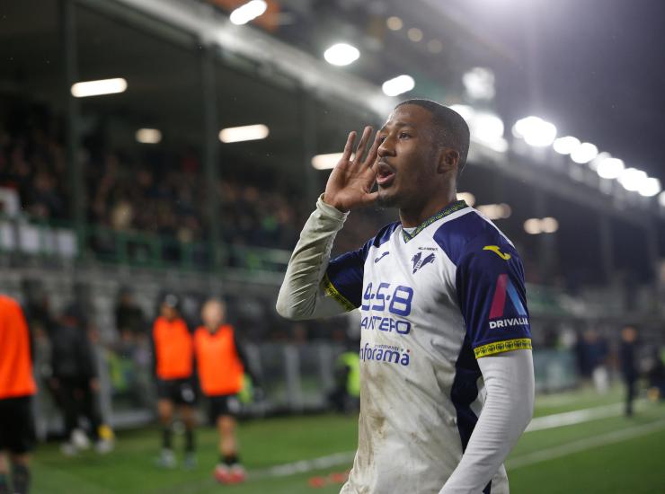 Tchatchoua esulta dopo un gol