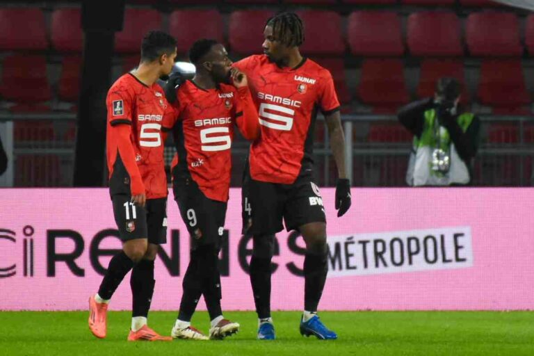 Kalimuendo esulta con i compagni del Lille