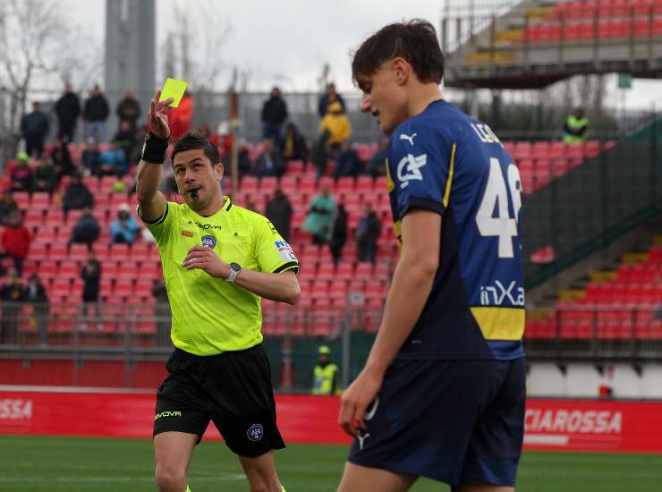 Leoni ammonito durante una partita