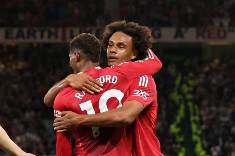 Zirkzee abbraccia Rashford