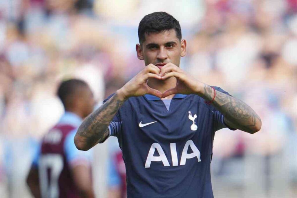 Cristian Romero con la maglia del Tottenham fa il gesto del cuore verso il pubblico dello stadio