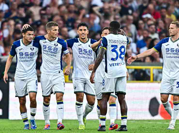 Tchatchoua esulta con i compagni