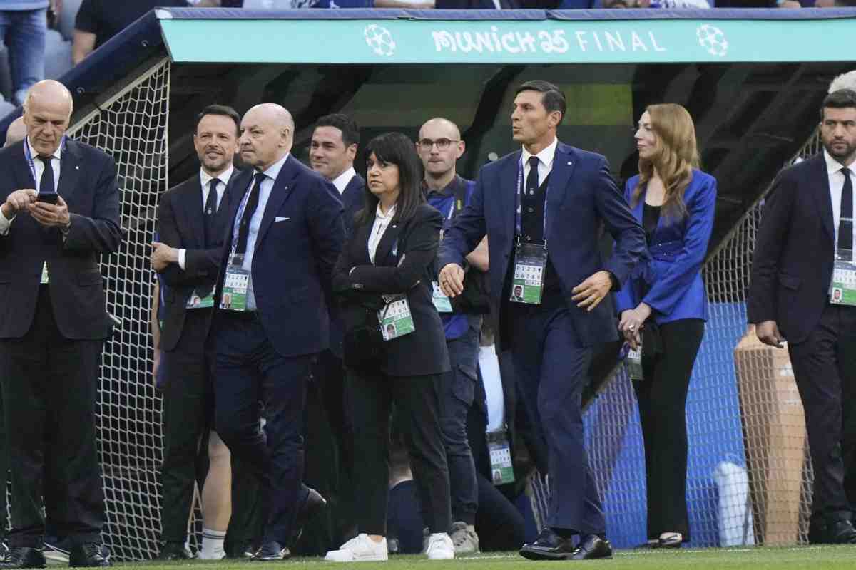 Dirigenza dell'Inter a bordocampo