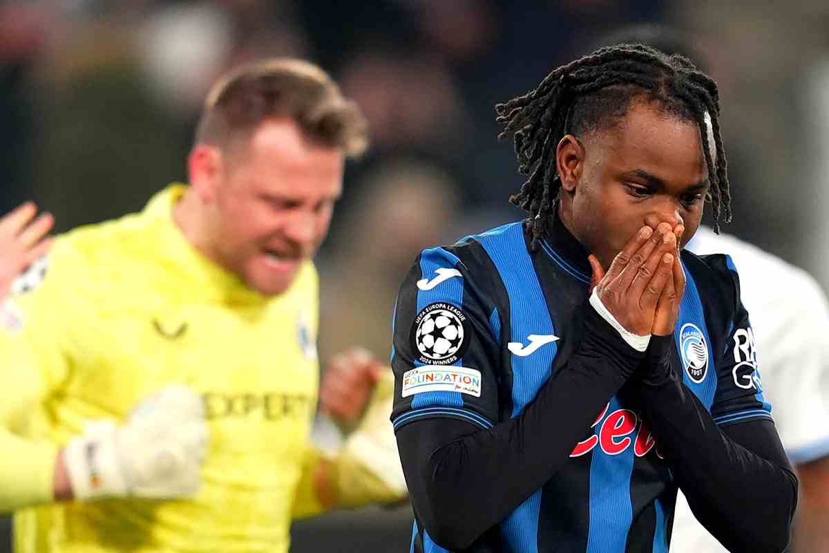 Lookman con le mani sul viso