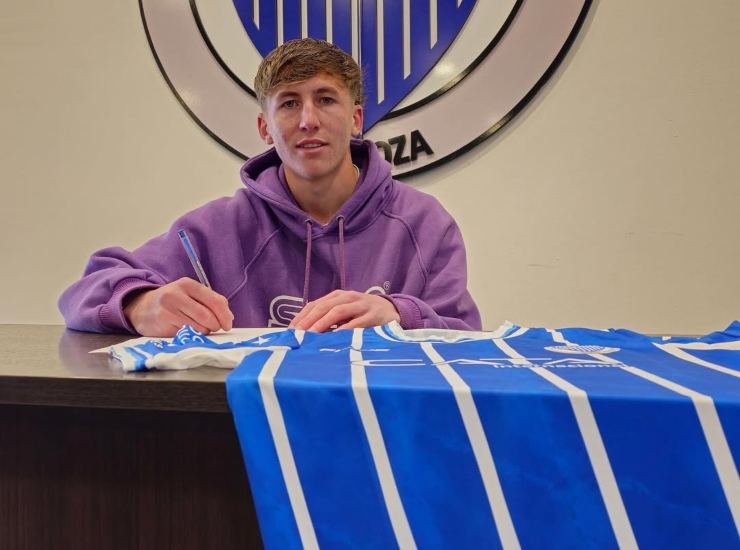 Andino mentre firma un contratto
