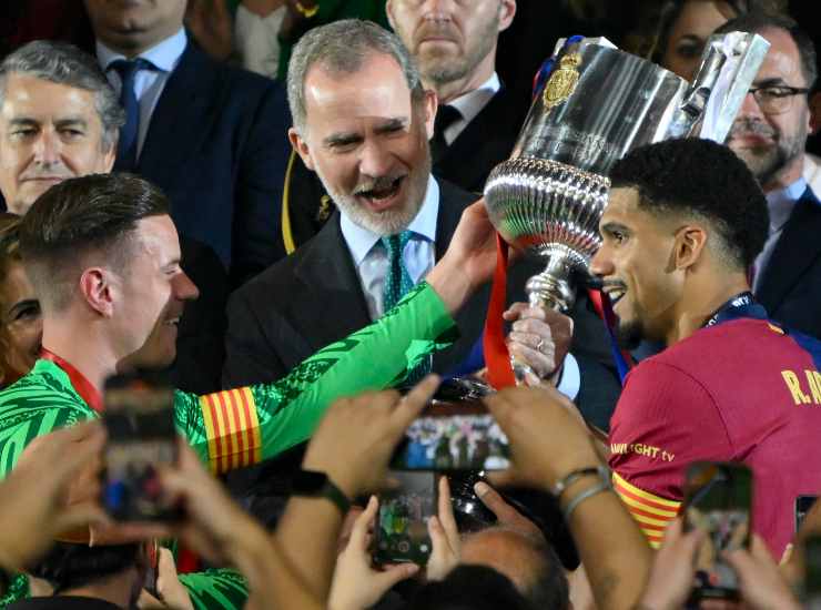 Ter Stegen e Araujo alzano il trofeo