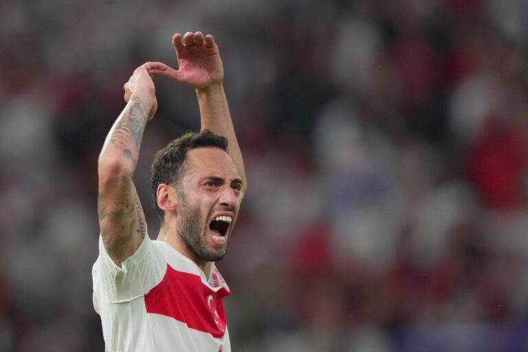 Calciomercato, la notizia bomba su Hakan Calhanoglu
