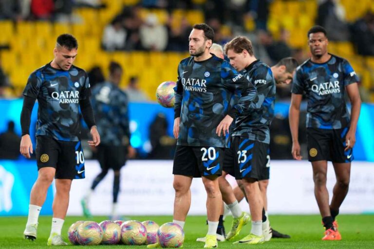 Hakan Calhanoglu nel riscaldamento