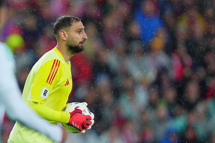 Donnarumma con pallone