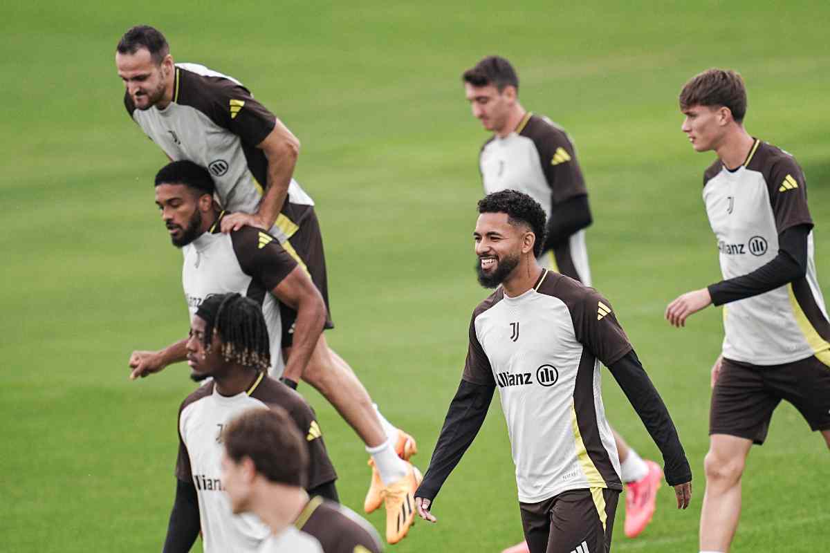 Douglas Luiz durante un riscaldamento