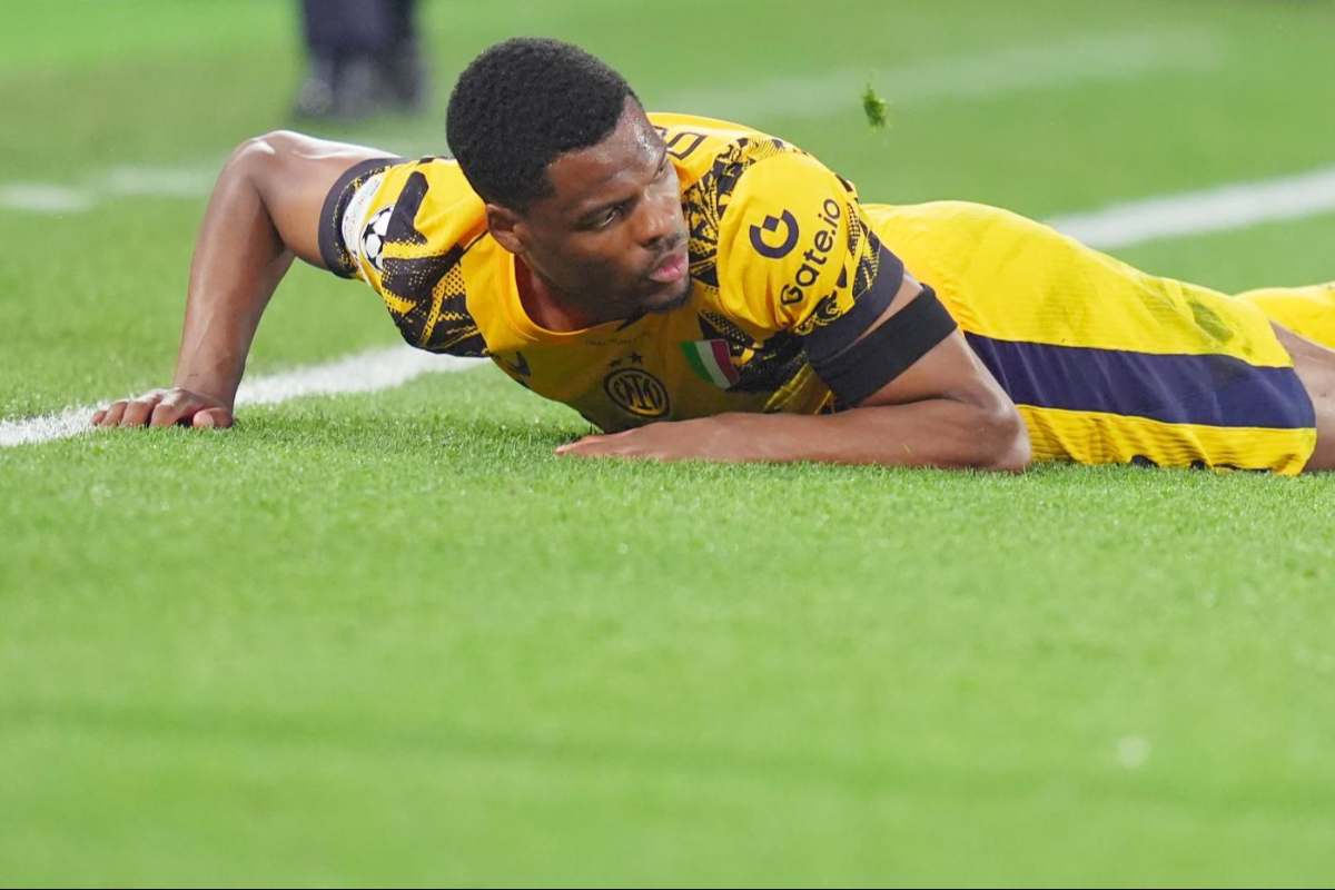 Denzel Dumfries per terra