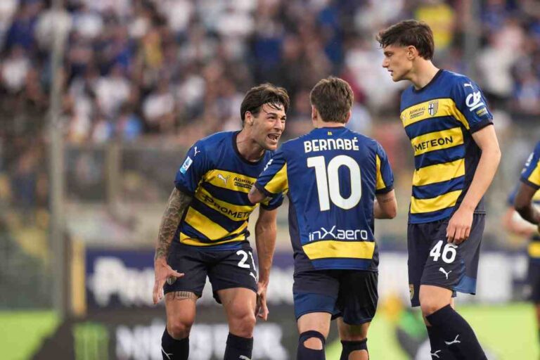 Leoni esulta con i compagni