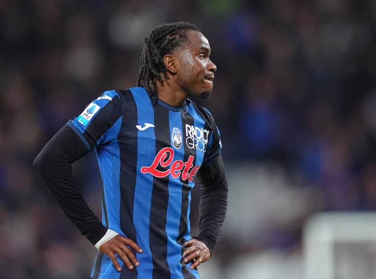 Lookman con le mani sui fianchi