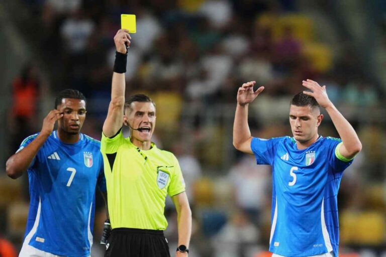 Pirola ammonito dall'arbitro