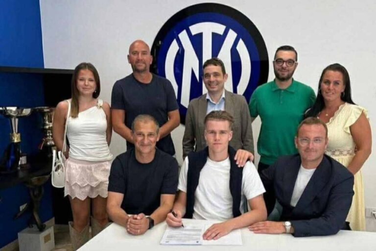 Strand firma con l'Inter