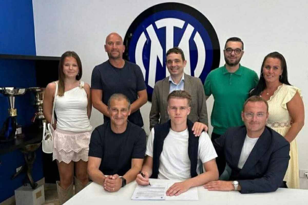 Strand firma con l'Inter