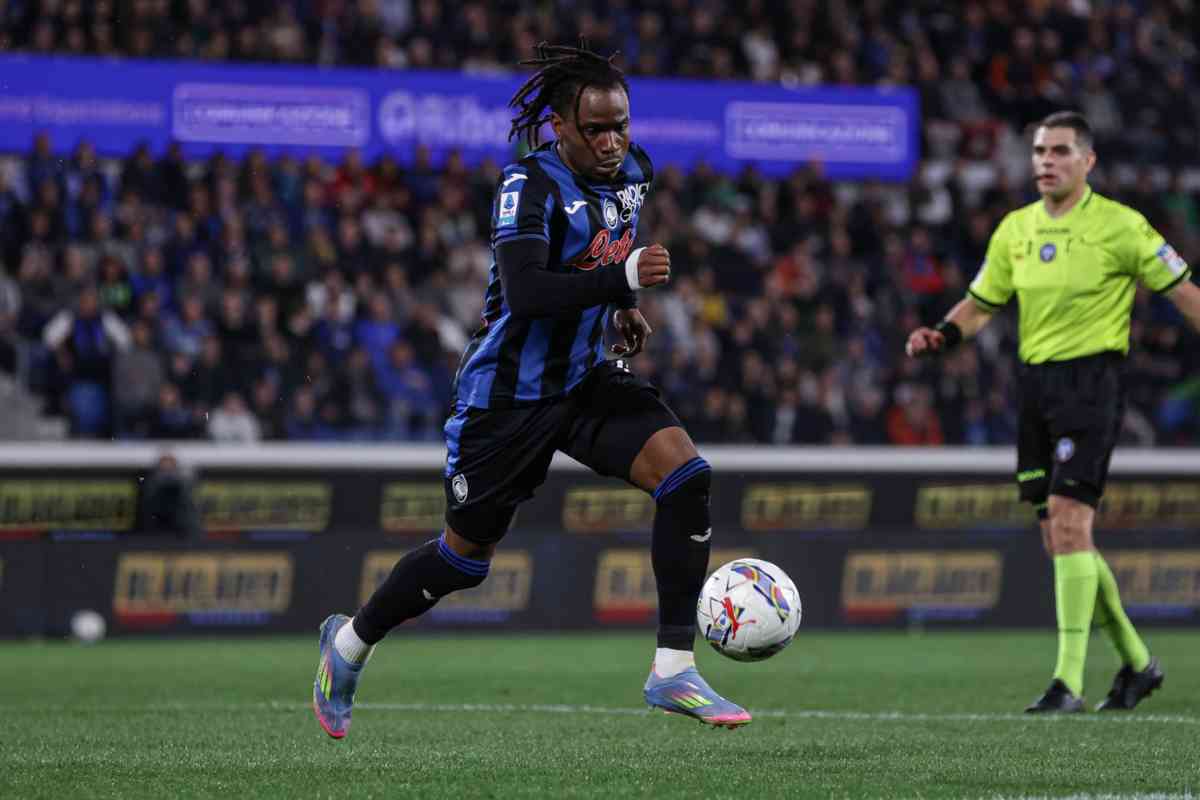Lookman corre