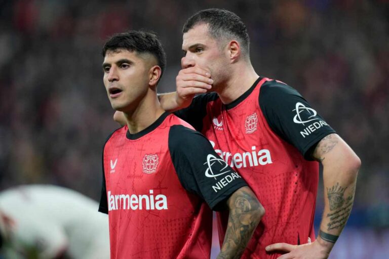 Xhaka con la maglia del Bayer