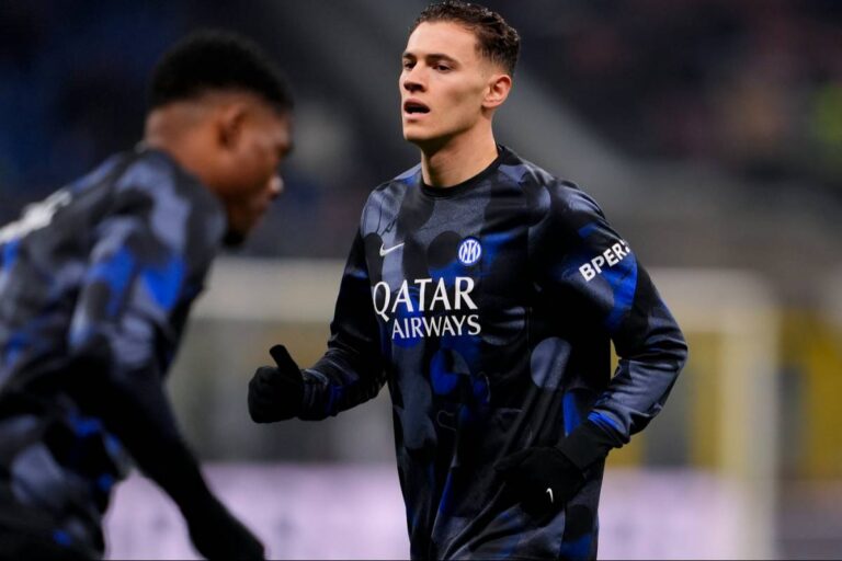 Kristjan Asllani nel riscaldamento