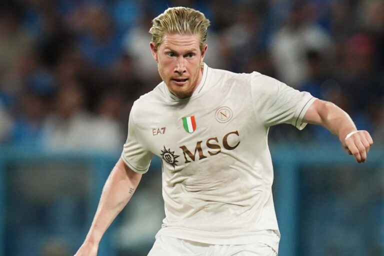 De Bruyne in campo con la maglia del napoli