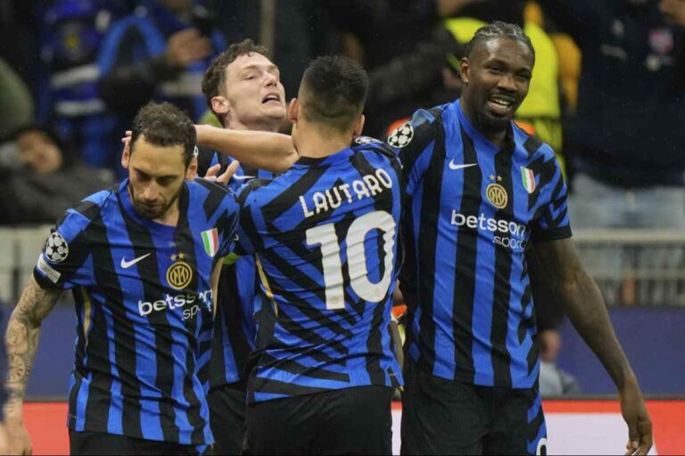 Pavard esulta con i compagni