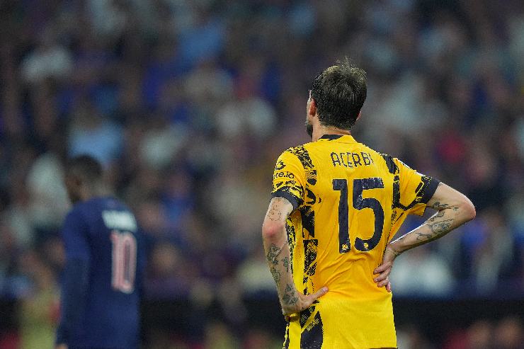 Il difensore dell'Inter Francesco Acerbi inquadrato di spalle durante la finale di Champions League contro il PSG
