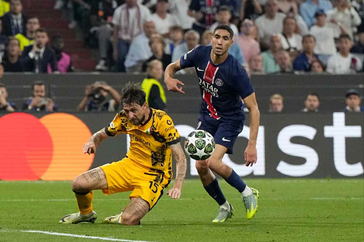 Il difensore dell'Inter Francesco Acerbi a duello con Achraf Hakimi del PSG