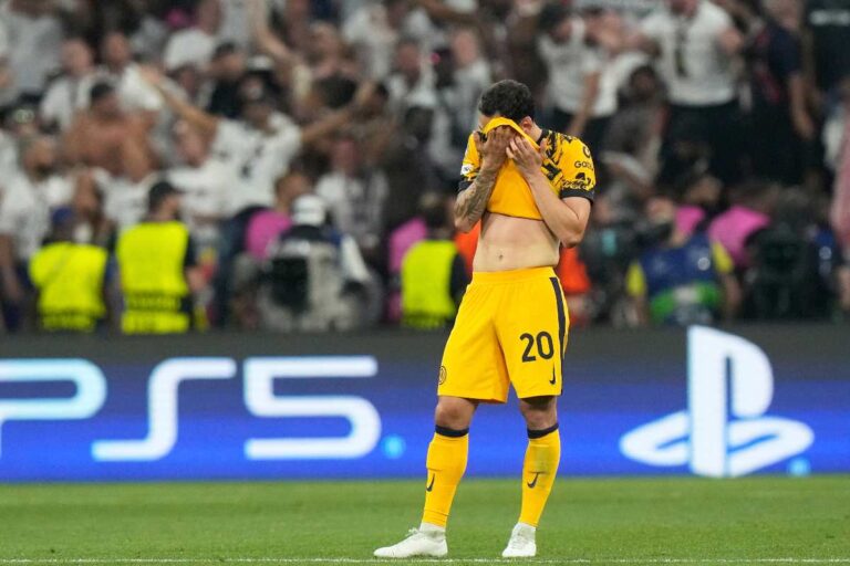 Calhanoglu disperato in campo