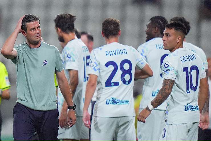 Chivu con un gruppo di calciatori dell'Inter