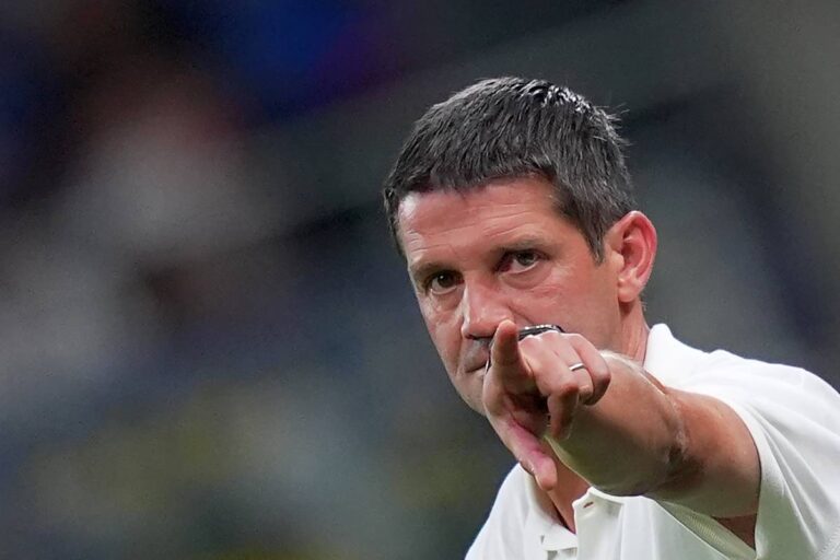 Chivu allenatore Inter in primo piano