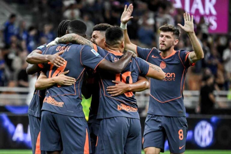 Giocatori dell’Inter si abbracciano in campo