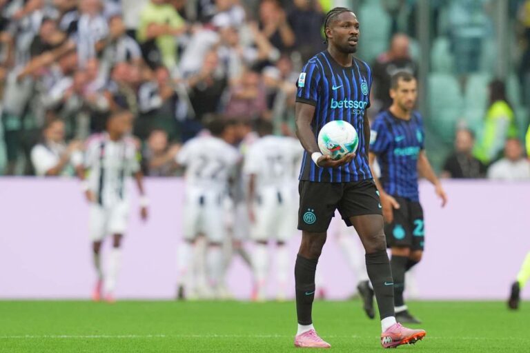 Thuram con il pallone in mano