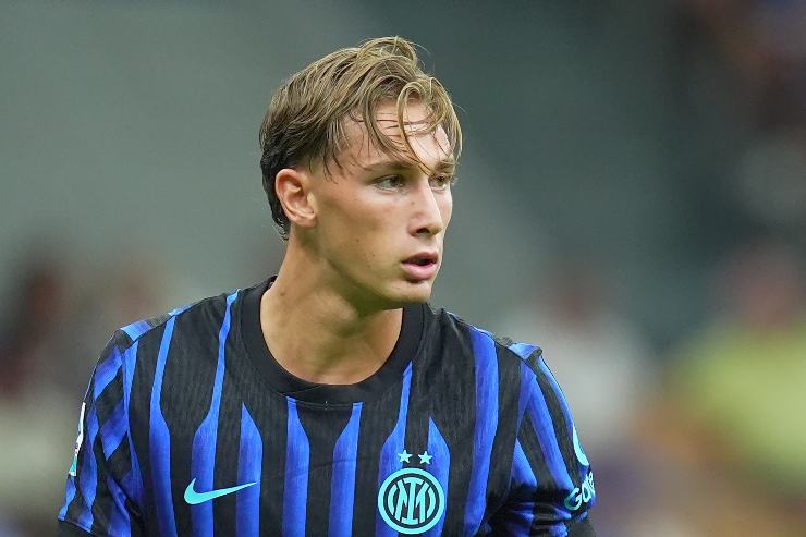 Pio Esposito in primo piano con la maglia dell'Inter 