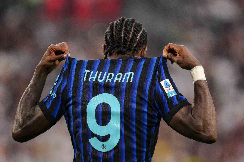 Thuram di spalle in primo piano