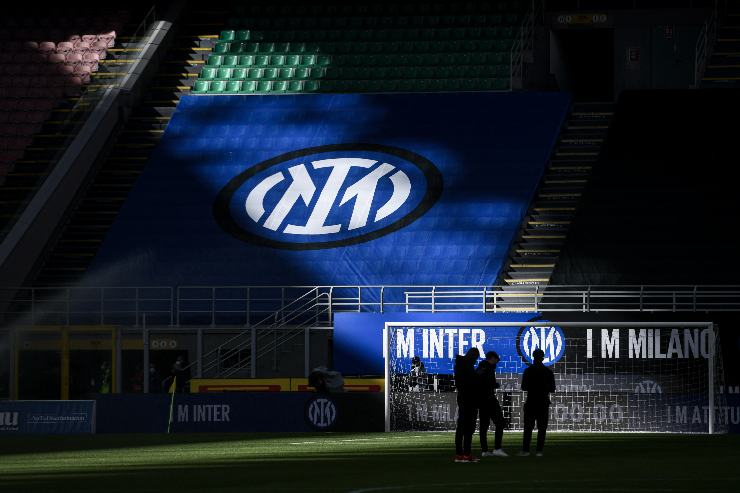 Logo Inter sui gradoni di San Siro in penombra